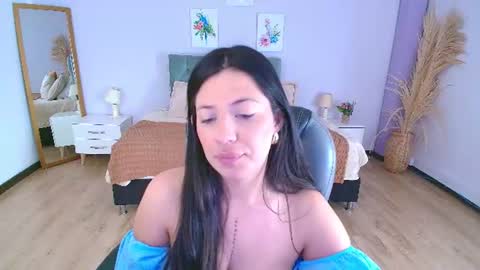 emma_brown_0 online show from August 7, 1:00 pm