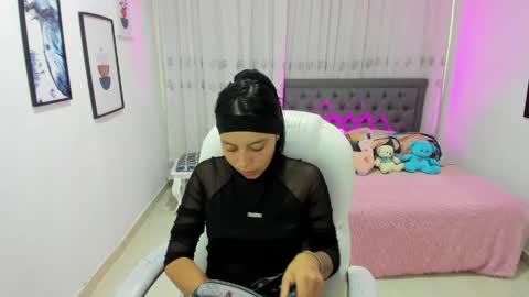 emma_rouxx online show from April 4, 1:40 pm