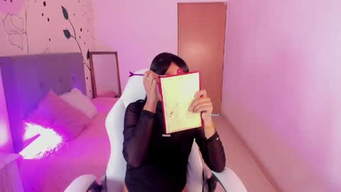 emma_rouxx online show from April 11, 7:14 pm