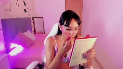 emma_rouxx online show from April 12, 12:44 am