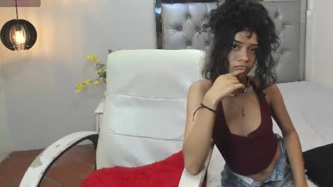 emma_sanders33 online show from August 12, 10:45 pm