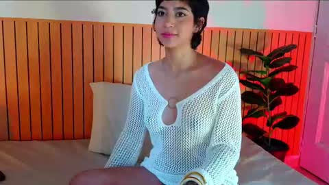 Emma web online show from August 5, 6:06 pm