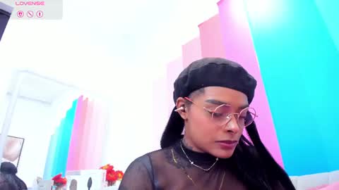 emmaebony_ online show from August 1, 1:28 pm