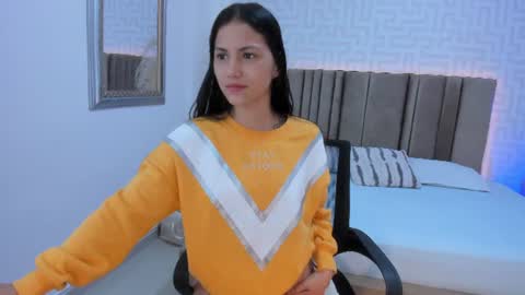 emmalily_ online show from August 8, 12:05 pm