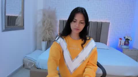 emmalily_ online show from August 8, 1:11 pm