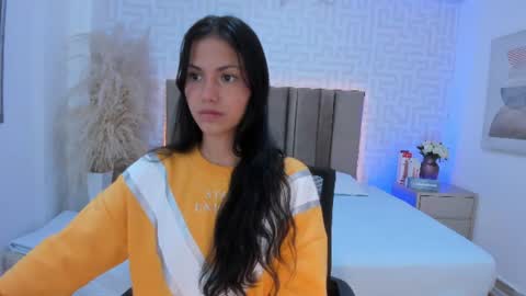 emmalily_ online show from August 8, 2:17 pm