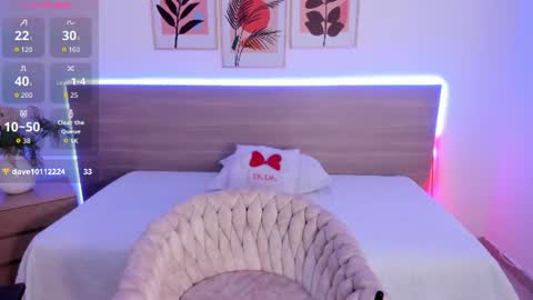 emmalily_ online show from August 12, 9:50 pm