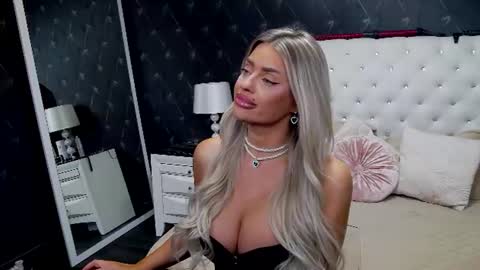 Emma Mavis online show from August 3, 2:57 pm