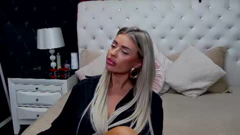 Emma Mavis online show from August 14, 1:04 pm