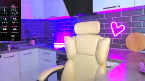 Emma online show from August 8, 9:59 pm