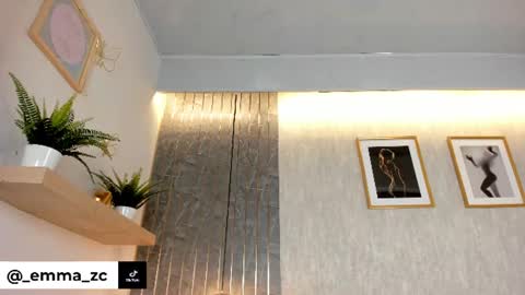 emmazc_ online show from August 15, 12:03 am