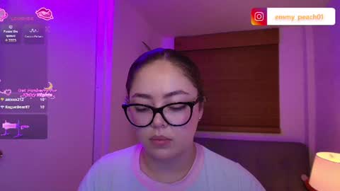 emmy_peach1 online show from August 14, 3:59 pm