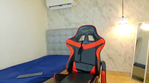 emy_0 online show from August 4, 9:45 pm
