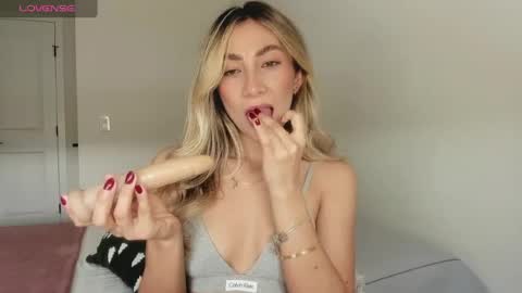 emyconneer online show from July 24, 9:29 pm