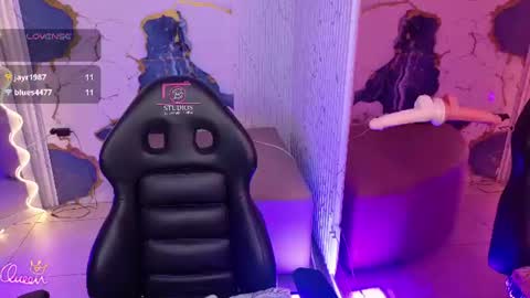 emyli_tay online show from August 18, 4:51 am