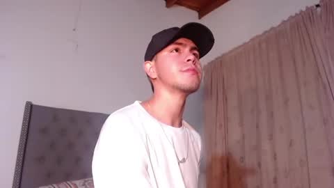 erik_rodriguez online show from May 30, 9:33 am