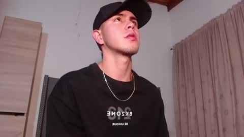 erik_rodriguez online show from June 21, 11:49 pm