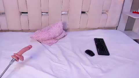 eriol__ online show from July 31, 8:42 am