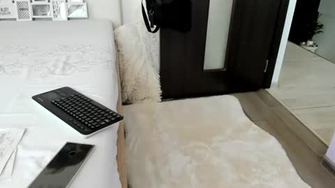 eroticsensualkitty4u online show from August 7, 8:03 am