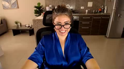 juli online show from July 20, 12:30 pm