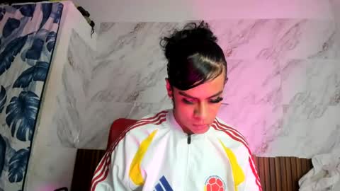 estefani_robles online show from August 16, 3:10 am