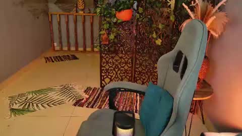 Ester Hernandes or Velira online show from August 5, 1:09 pm