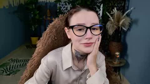 Ester Hernandes or Velira online show from August 9, 9:10 am