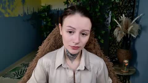 Ester Hernandes or Velira online show from August 9, 10:16 am