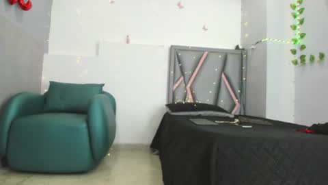 esterlindez online show from August 6, 10:20 pm