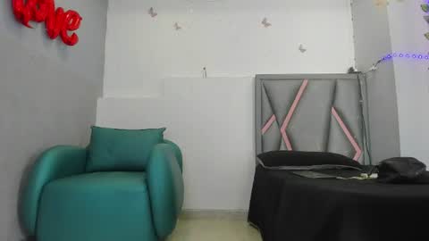 esterlindez online show from August 10, 9:05 pm