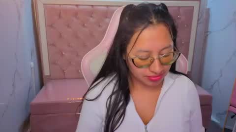 estrellaa_b online show from August 11, 9:28 pm