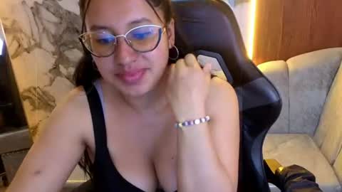 estrellaa_b online show from August 14, 1:42 am