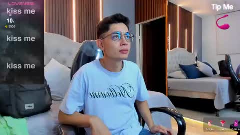 ethan12_ online show from August 16, 3:32 am