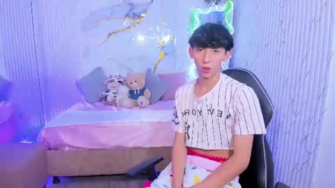 ethann_tay1 online show from August 6, 12:42 am