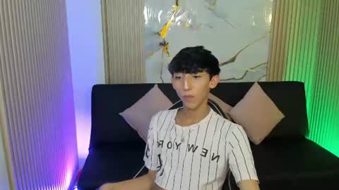 ethann_tay1 online show from August 7, 10:15 am