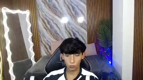ethann_tay1 online show from August 7, 11:54 am