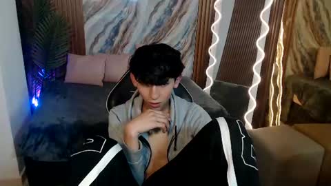 ethann_tay1 online show from August 7, 2:06 pm
