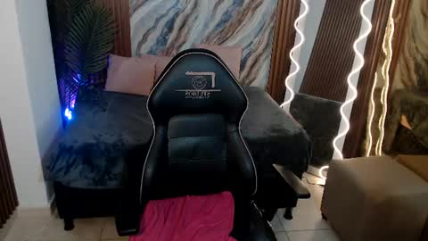 ethann_tay1 online show from August 7, 3:12 pm