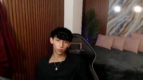 ethann_tay1 online show from August 7, 4:18 pm