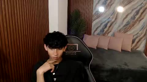 ethann_tay1 online show from August 7, 5:24 pm