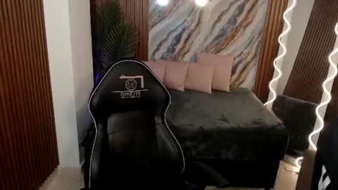ethann_tay1 online show from August 7, 6:30 pm