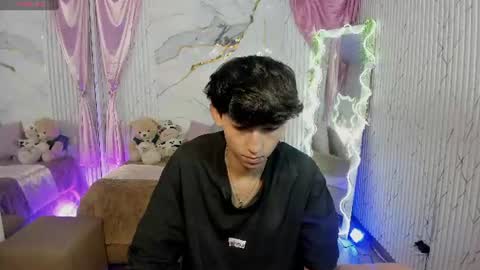 ethann_tay1 online show from August 10, 11:44 am