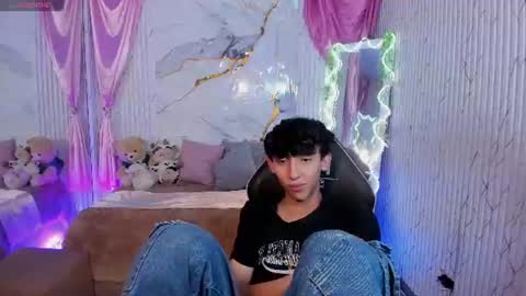 ethann_tay1 online show from August 10, 3:46 pm