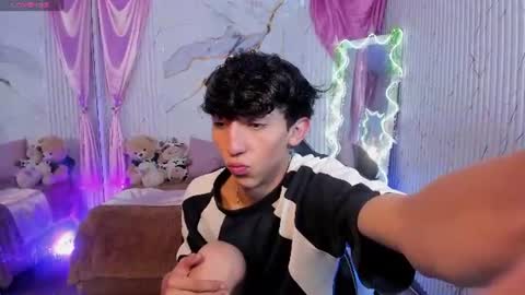 ethann_tay1 online show from August 10, 4:52 pm