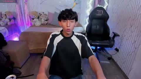 ethann_tay1 online show from August 10, 5:58 pm
