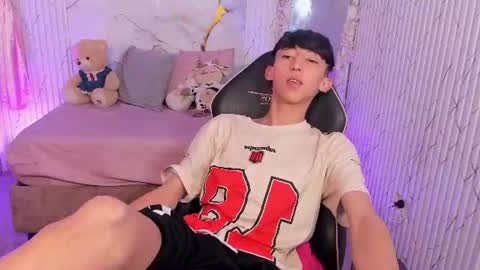 ethann_tay1 online show from August 12, 10:23 pm