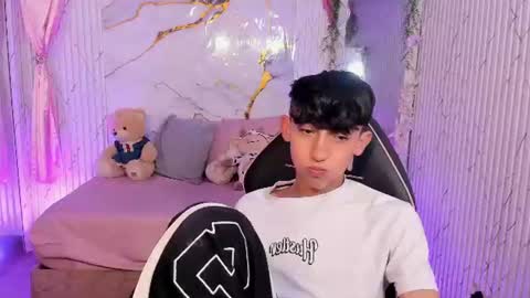 ethann_tay1 online show from August 12, 11:40 pm
