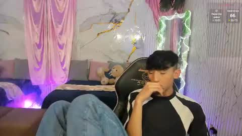ethann_tay1 online show from August 14, 7:17 pm