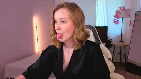 eva hamilton online show from August 3, 5:03 am