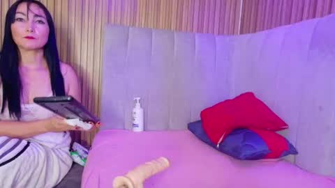 eva_joneess online show from August 9, 4:08 pm